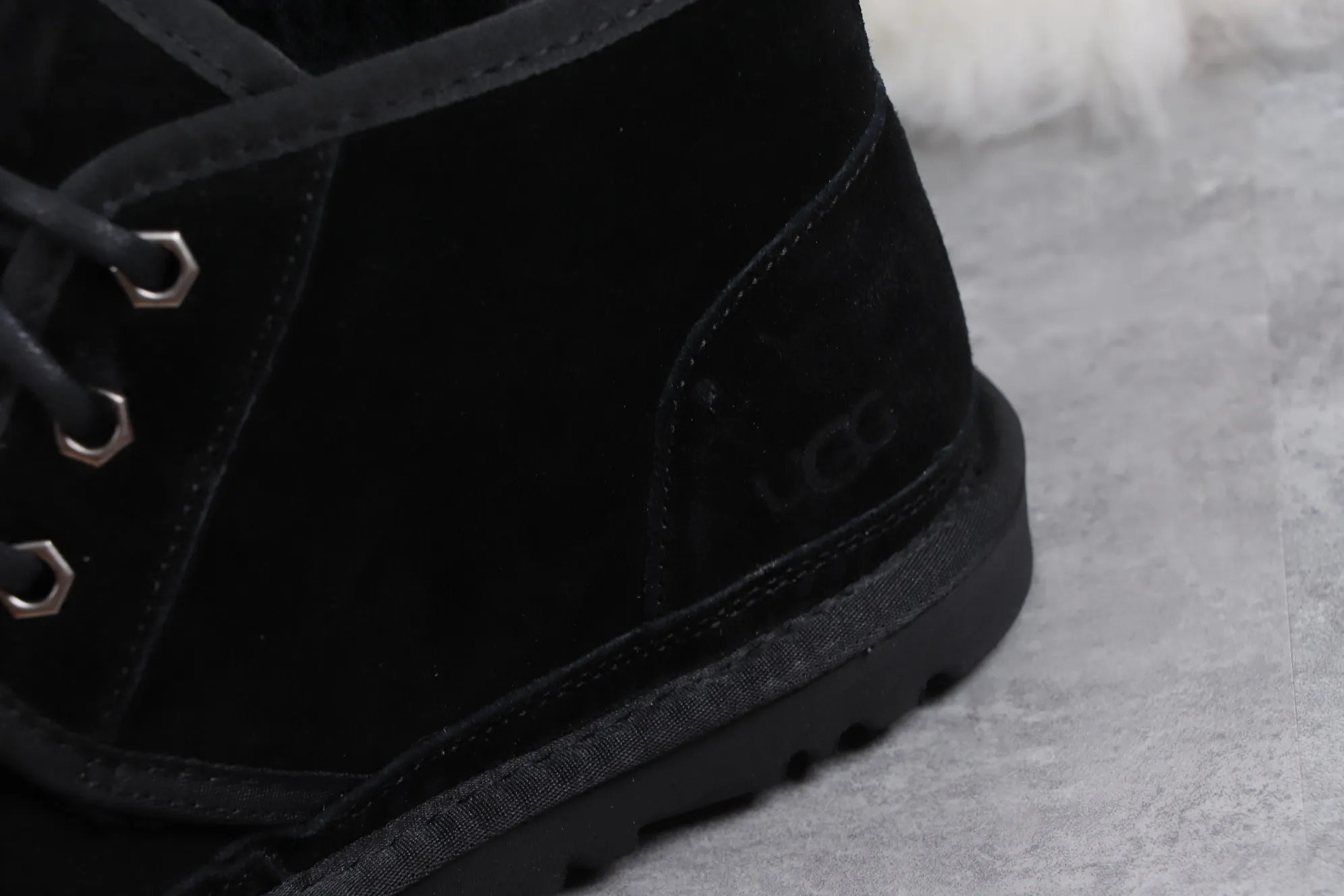 💰520 UGG sheepskin integrated snow boots 3236 maroon M Neumel Product description: As an extension of the classic series, the classic lightweight series has a low-key outsole and upper inspired by classic styles, showing the comfort and luxury of UGG. Upper: cow leather, soft suede upper. Insole: 17mm UGGpure™ wool cushioning foam insole. Sole: Treadlite by UGG™ Light wing technology outsole - non-slip, cushioning, wear resistance, and good elasticity Heel: Brand LOGO on the side Size: 39 40 41 42 43 44 45
